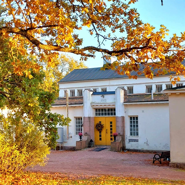 kuva tallista lokakuussa