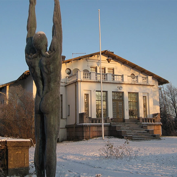 Oitbackan kartanon valkoinen päärakennus vuodelta 1876
