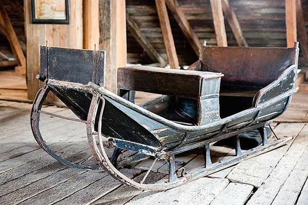 Kartanon vanhoja rekiä ja kärryjä vaunumuseossa